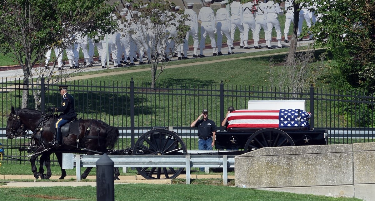 Sepultan a John McCain en la Academia Naval de Estados Unidos - john-mccain-entierro-2