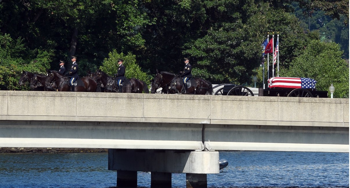 Sepultan a John McCain en la Academia Naval de Estados Unidos - john-mccain-entierro-3