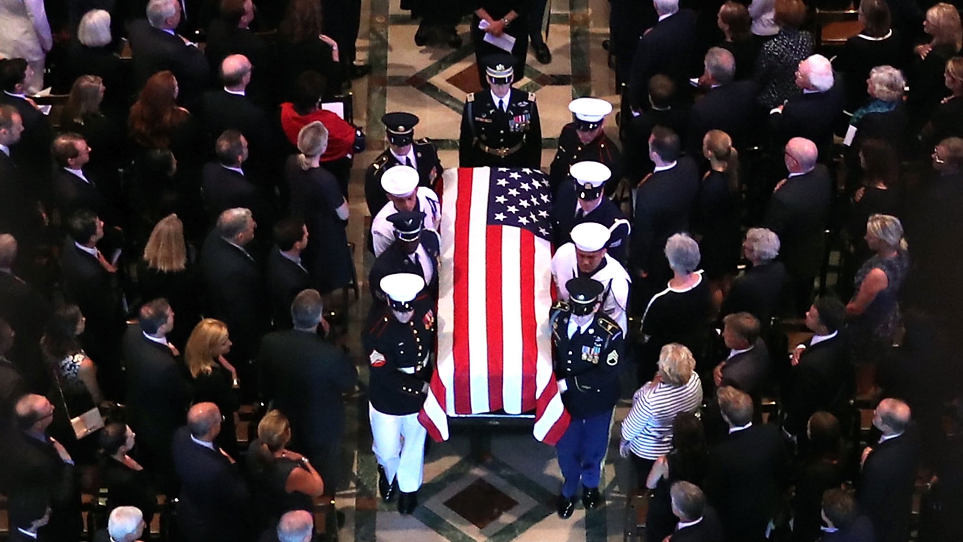 Sepultan a John McCain en la Academia Naval de Estados Unidos - john-mccain-entierro-4