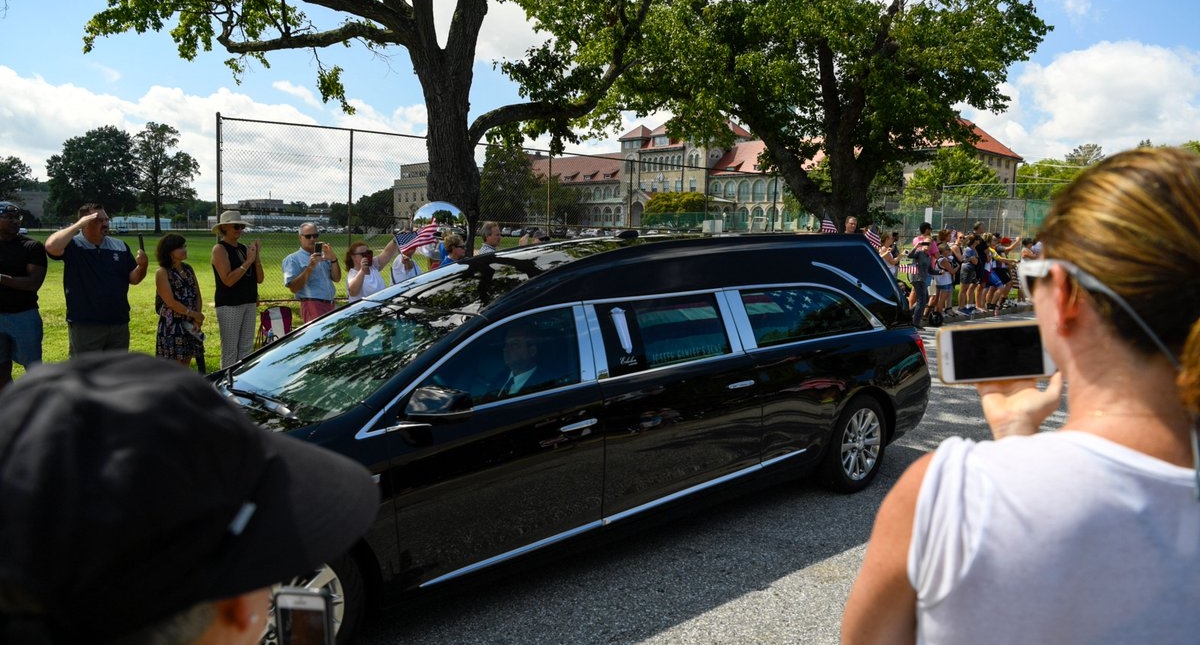 Sepultan a John McCain en la Academia Naval de Estados Unidos