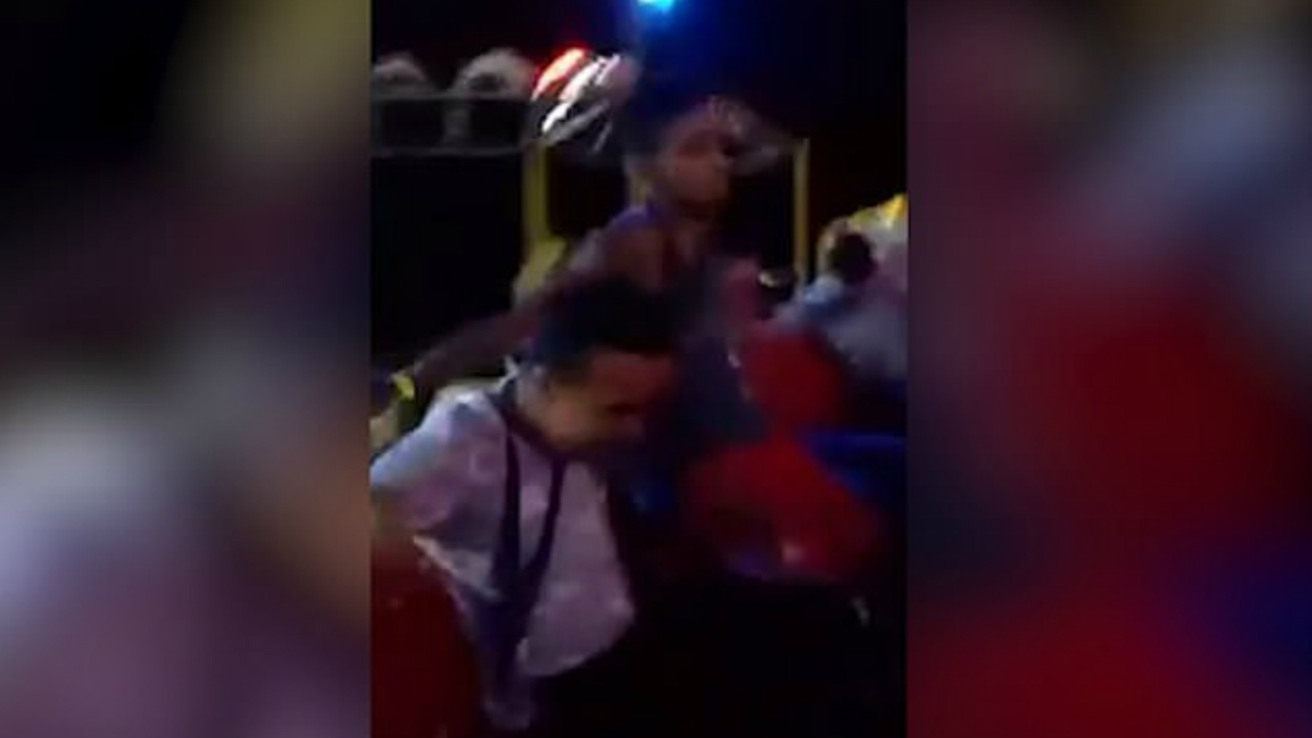 #Video Adolescente sale despedido de juego mecánico en Brasil