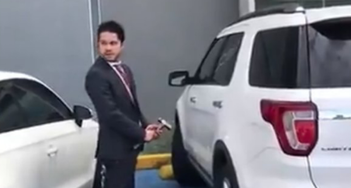 #Video Juez ordena atacar un vehículo por un lugar de estacionamiento #Video Juez ordena atacar un vehículo por un lugar de estacionamiento