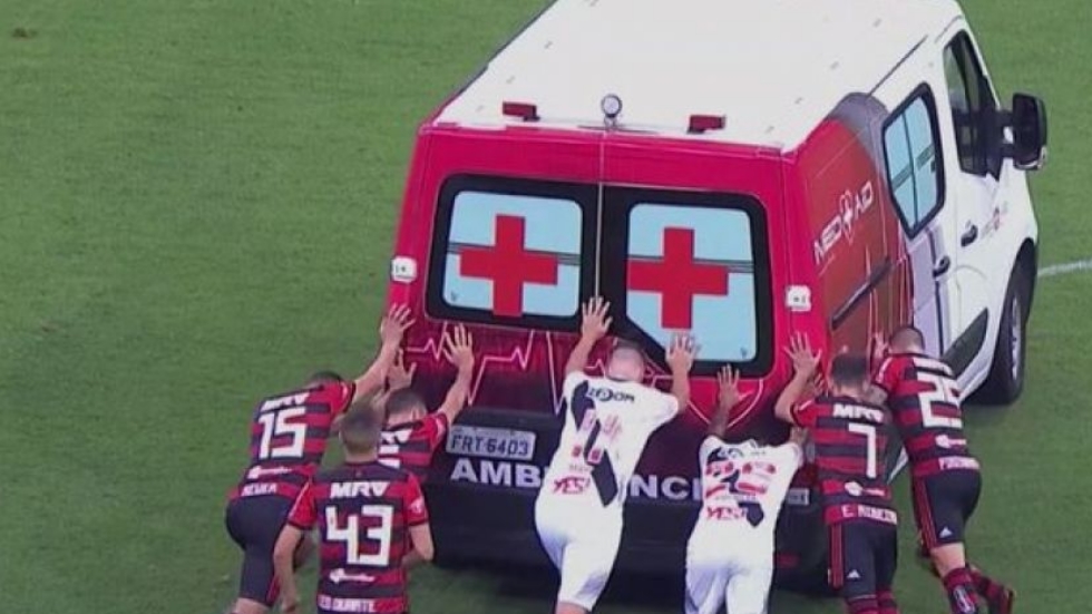 #Video Futbolistas empujan ambulancia por falla mecánica