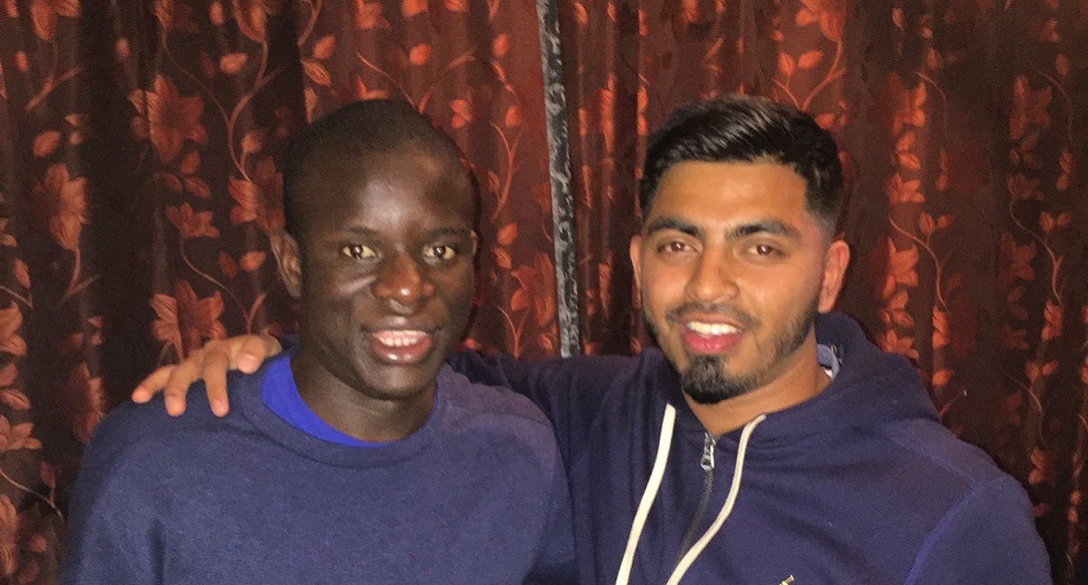 Kanté cena y juega FIFA con aficionados tras partido