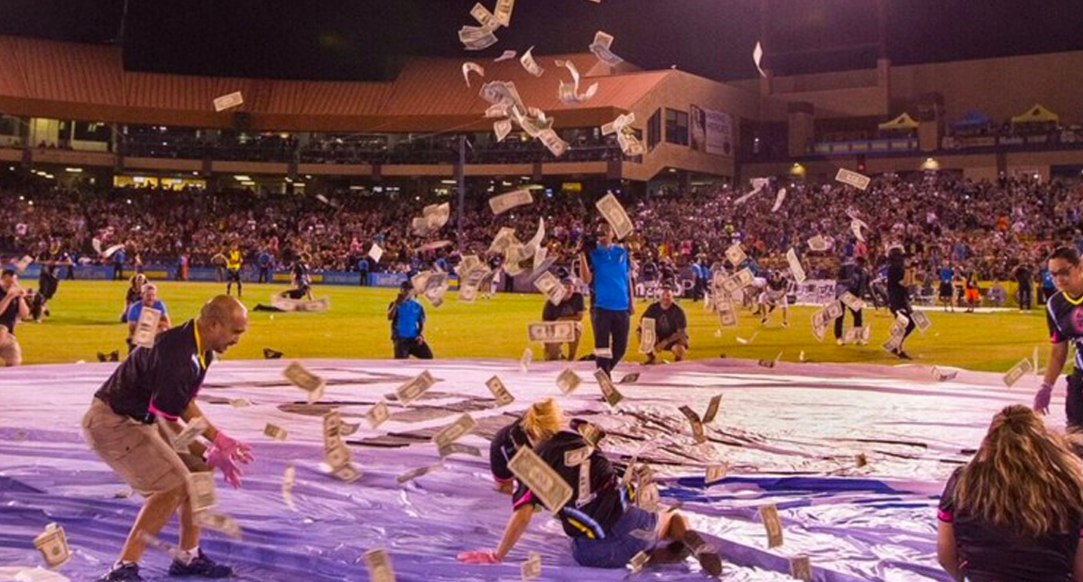 #Video Las Vegas Lights FC lanza 5 mil dólares desde un helicóptero