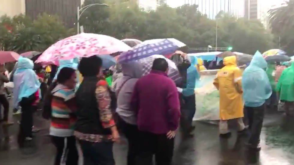 Padres de los normalistas desaparecidos realizaron mitin en el Zócalo - lluvia-marcha-ayotzinapa