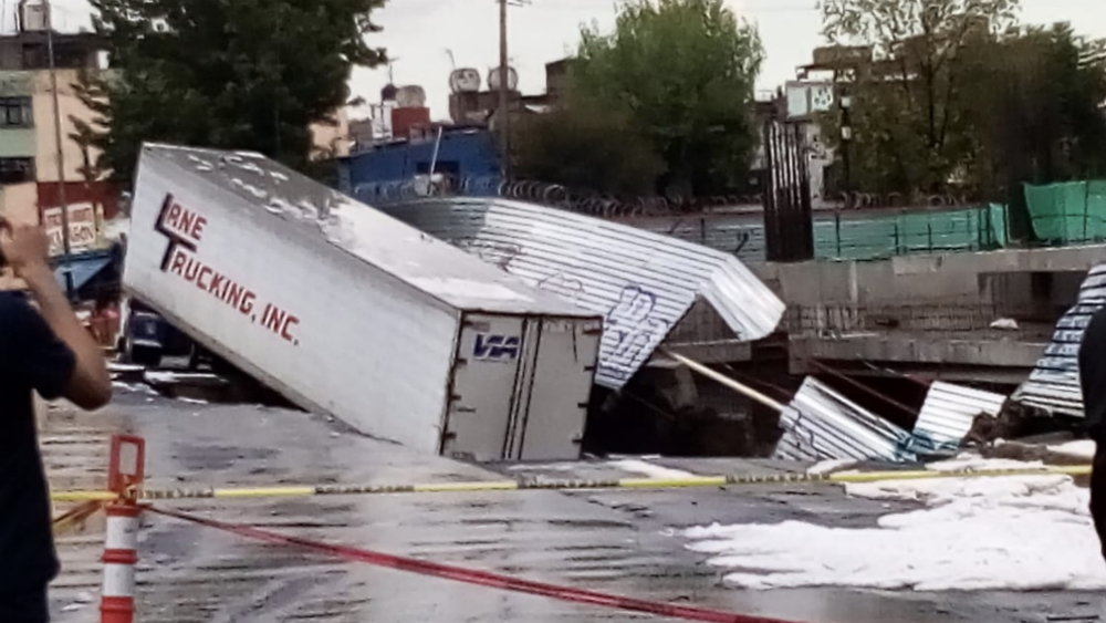 Se abre socavón tras fuerte lluvia en avenida Oceanía de la Ciudad de México