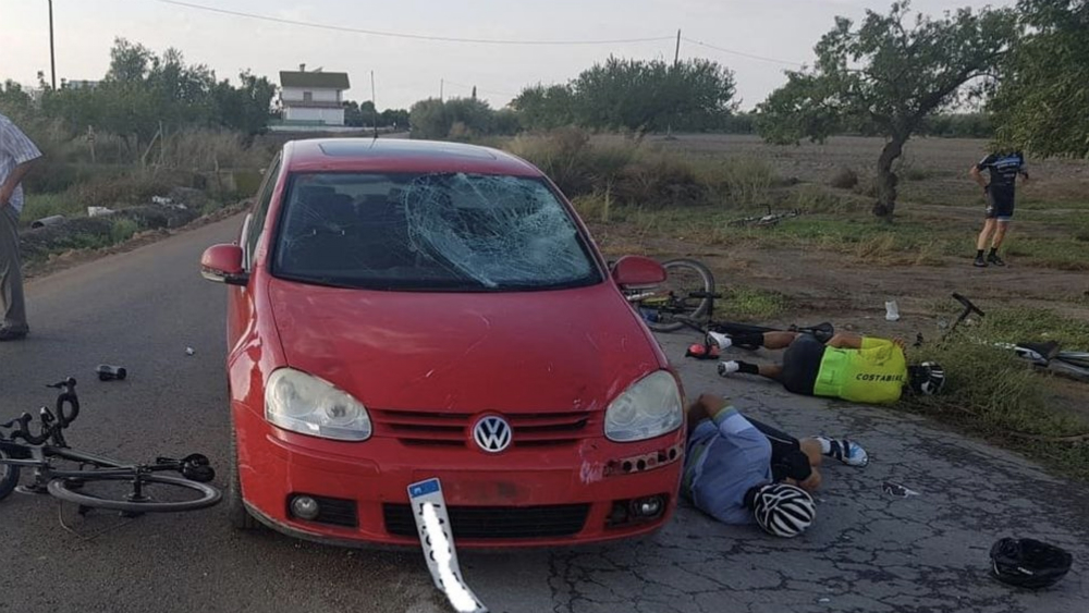 Hombre atropella con su automóvil a ocho ciclistas en España