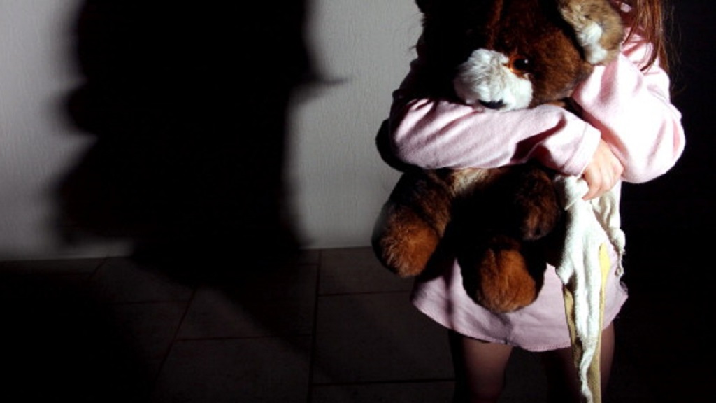 Mujer manda a violar a su hijastra de nueve años por celos