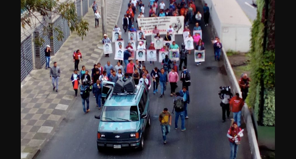 Familiares de desaparecidos de Ayotzinapa realizan manifestación en Periférico