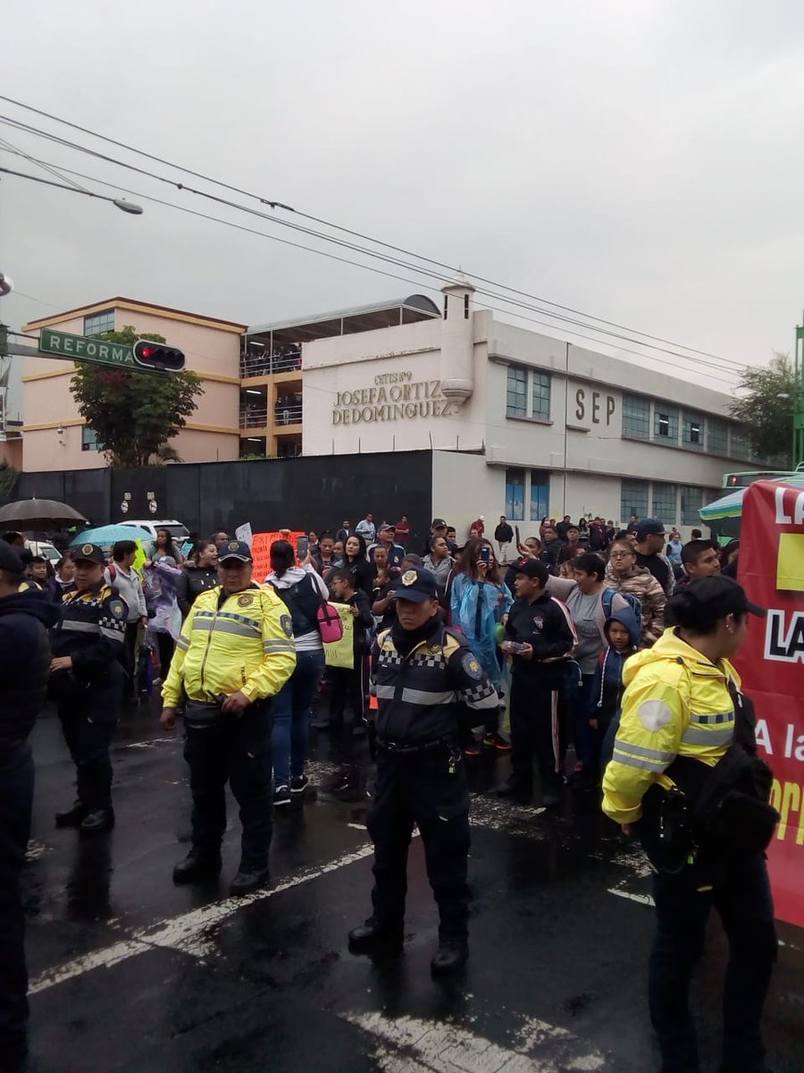 Padres de familia realizan bloqueo en Eje Central - manifestantes-eje-central
