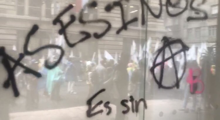 Padres de los normalistas desaparecidos realizaron mitin en el Zócalo - marcha-ayotzinapa-normalistas-5-vandalismo-2