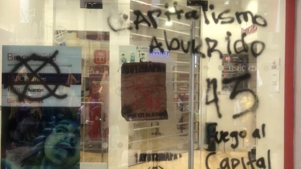 Padres de los normalistas desaparecidos realizaron mitin en el Zócalo - marcha-ayotzinapa-normalistas-5-vandalismo