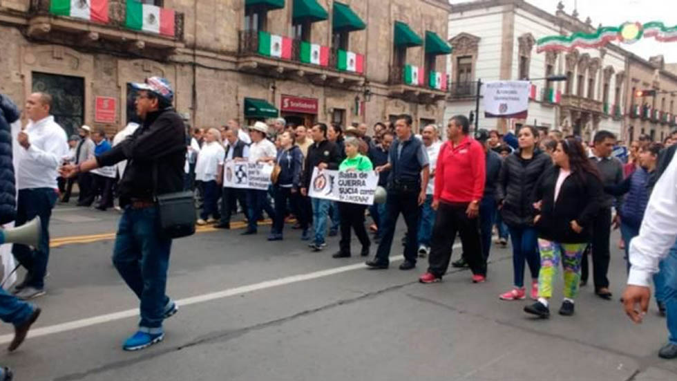 Marchan trabajadores y estudiantes de la Universidad Nicolaita