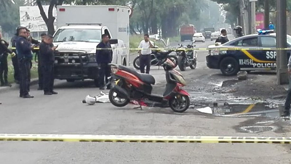 Motociclista cae a bache y su hijo muere aplastado por camión