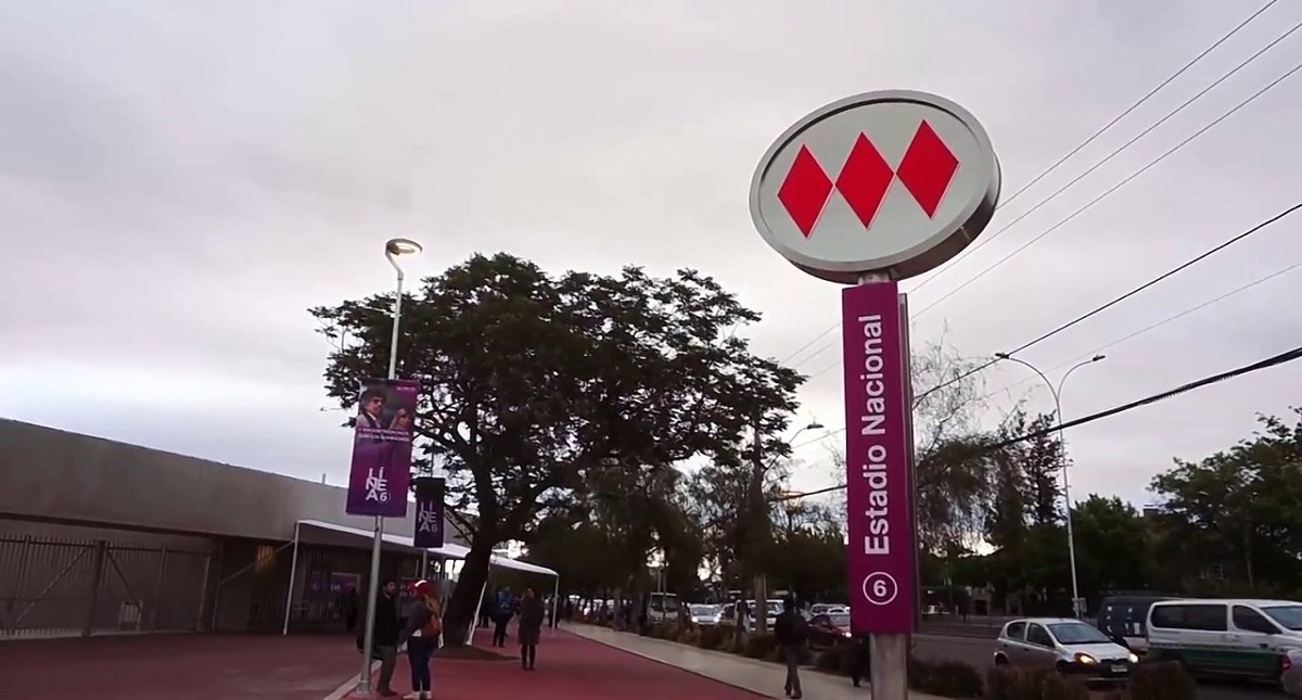 #Video Joven cae de escaleras del Metro al huir de policías - metro-estadio-nacional-chile