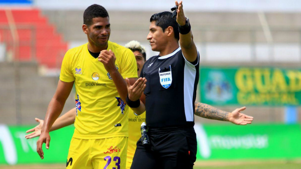 Suspenden 30 días un estadio en Perú por agresión a árbitro - michael-espinoza
