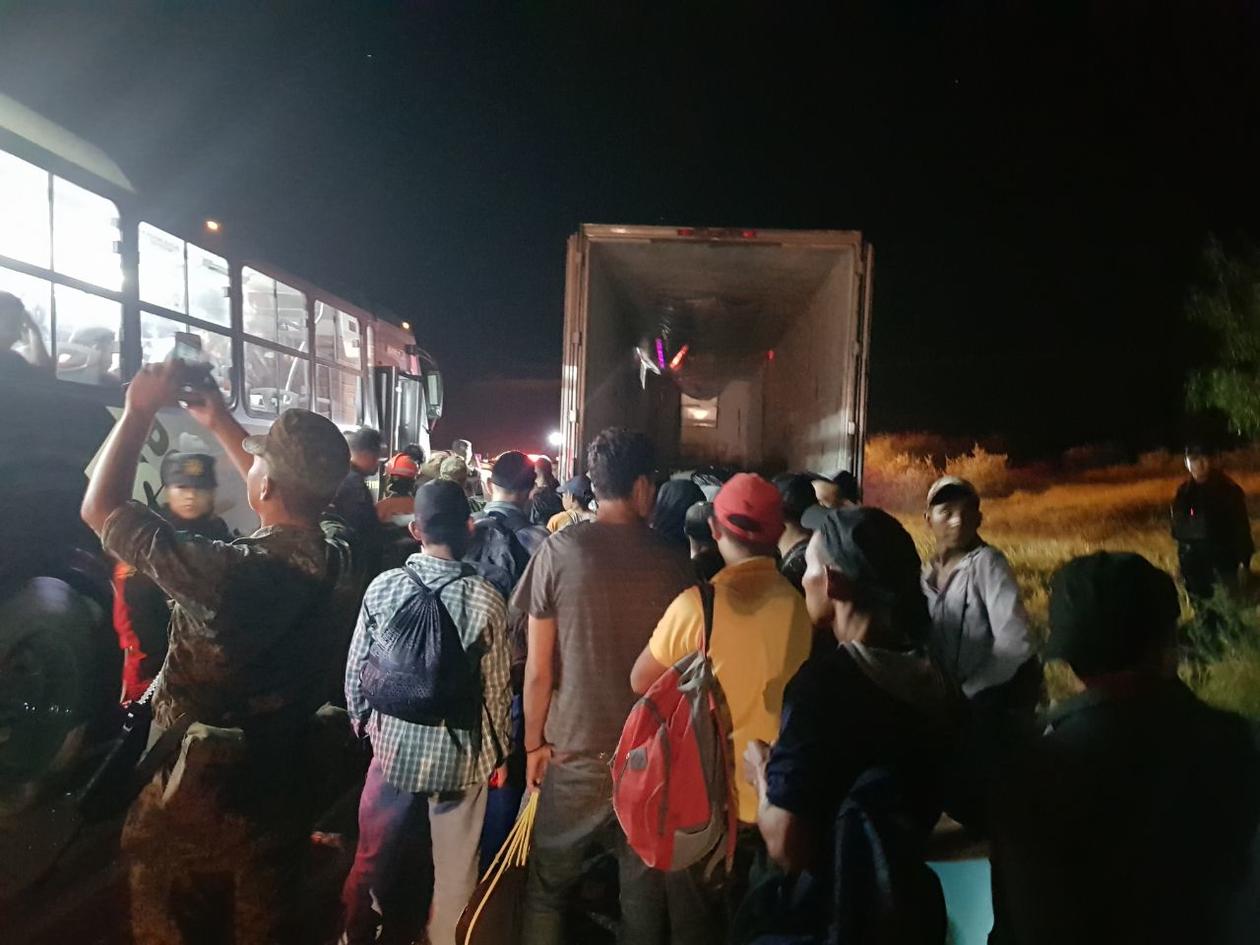 Hallan a 119 migrantes dentro de caja de trailer en Nuevo León - migrantes-nl-1