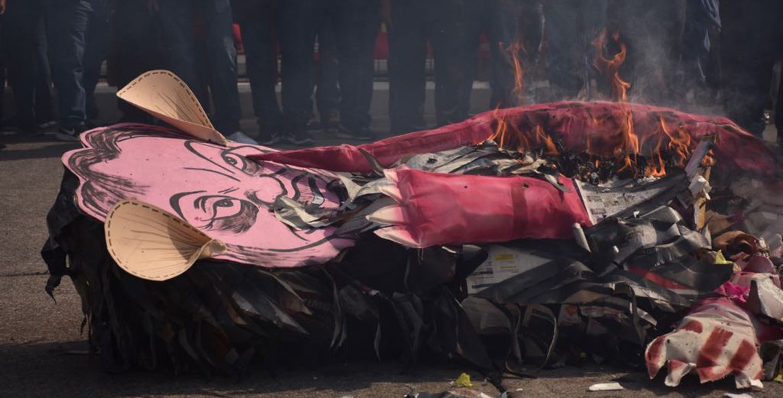 #Video CNTE quema monigote de Gordillo frente a San Lázaro - monigote-2