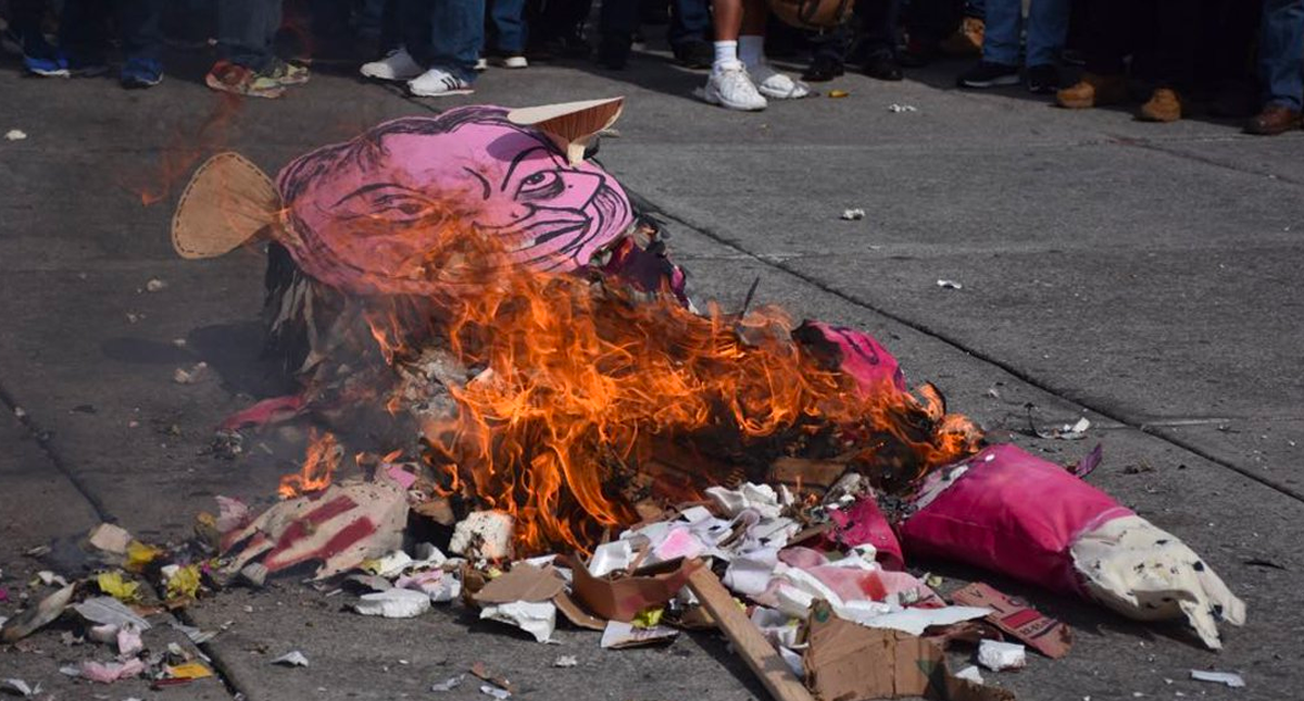 #Video CNTE quema monigote de Gordillo frente a San Lázaro