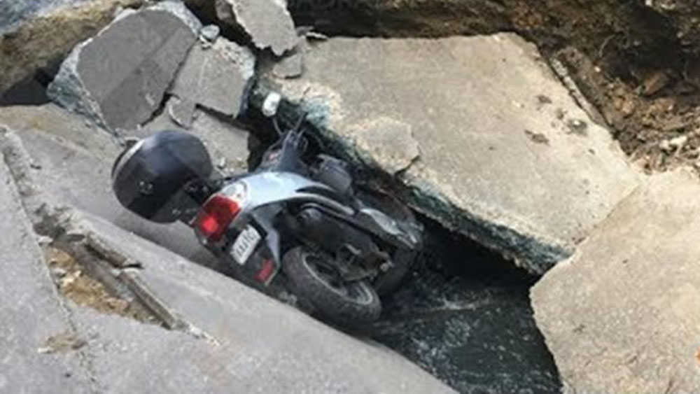 Motociclista cae a socavón en Acapulco