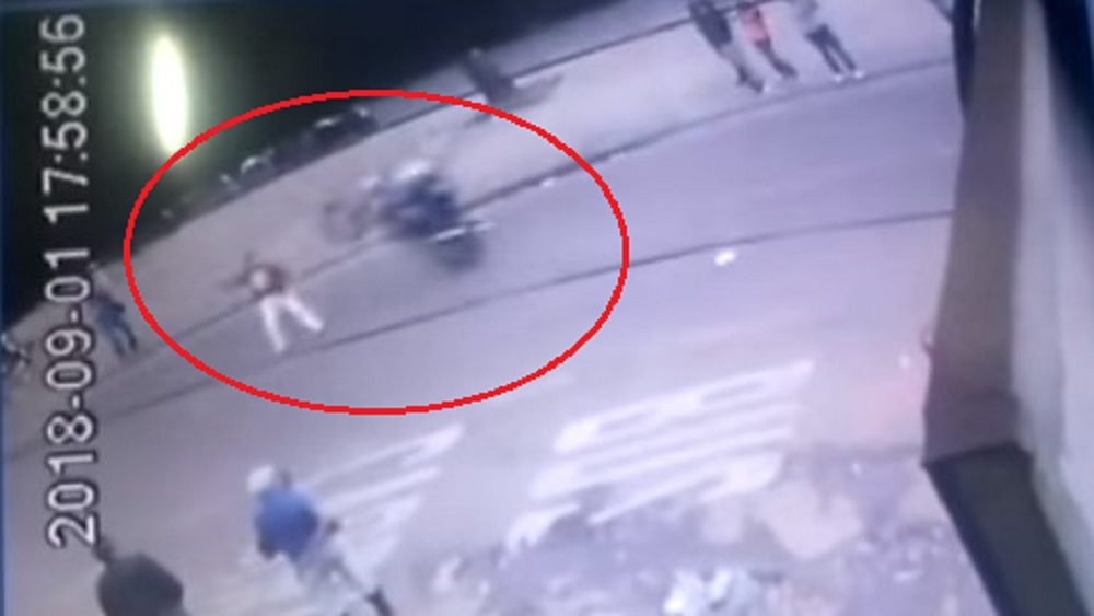 #Video Motociclista impacta a hombre al hacer truco en Colombia