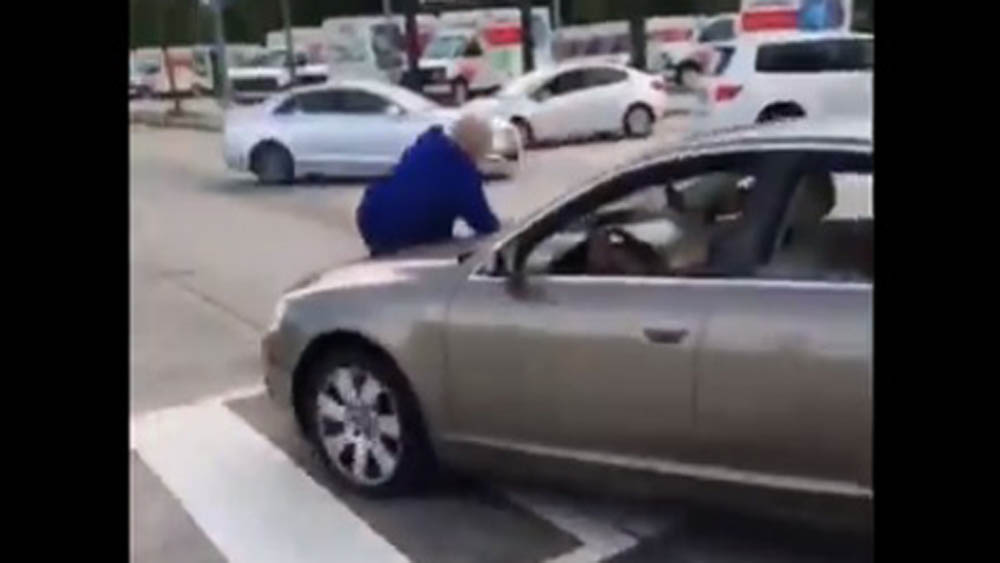 #Video Mujer arrolla a chofer de autobús por criticar cómo conduce