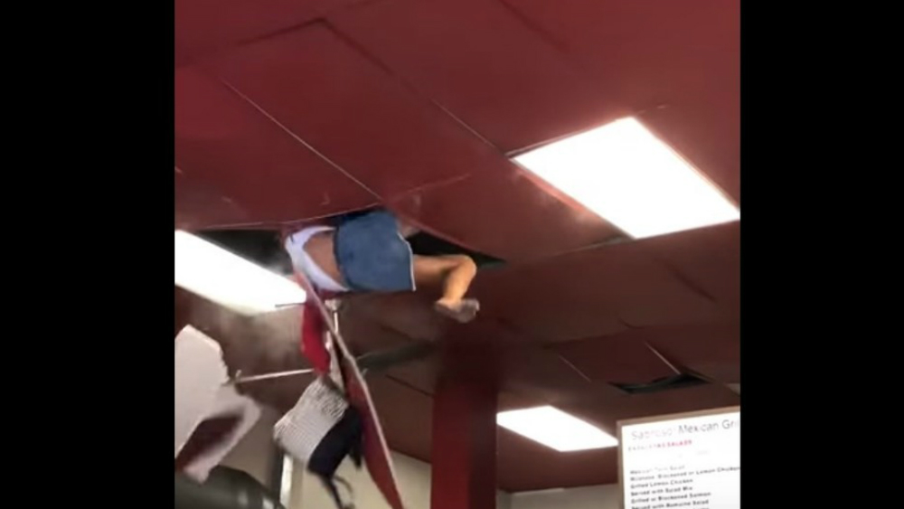 #Video Mujer intenta huir de restaurante y cae del techo