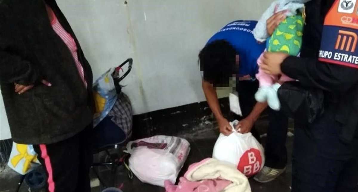 Policías evitan que mujer lance a su bebé a las vías del Metro Zócalo - mujer-con-bebe-en-metro-zocalo