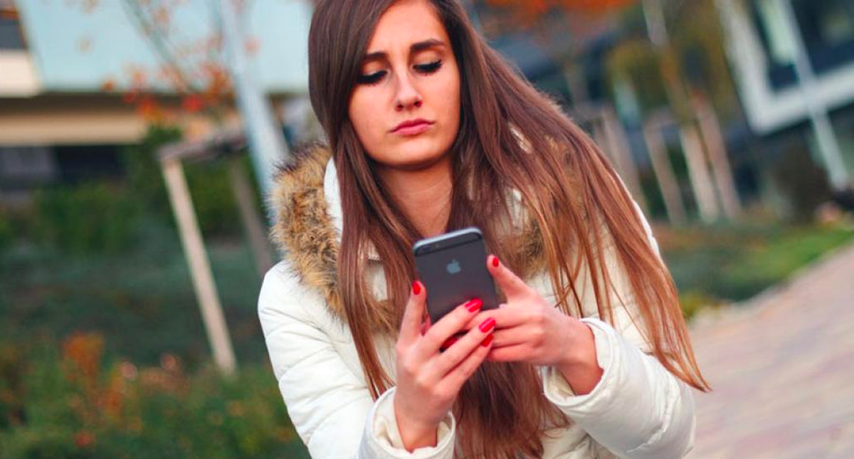 #Video Mujer distraída con su teléfono rompe ventana
