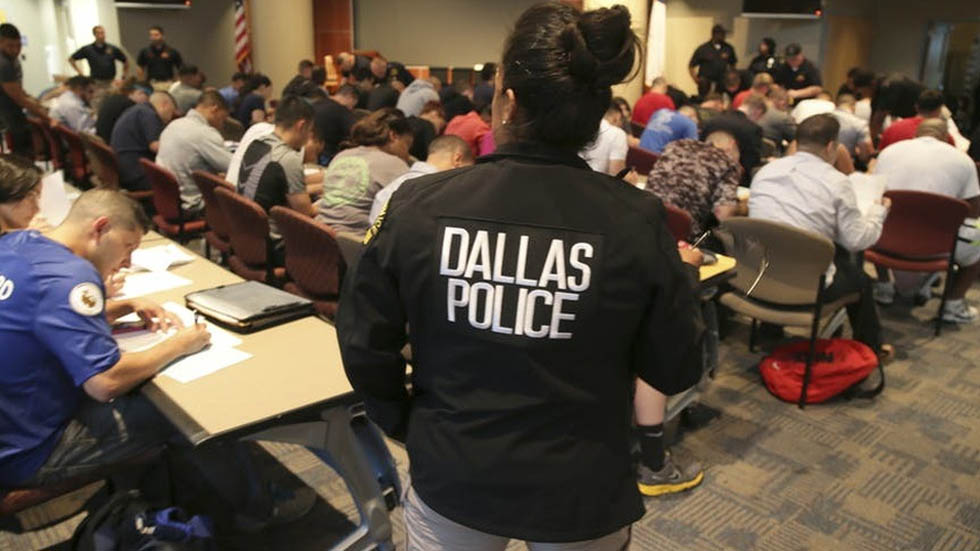 Mujer policía se confunde de apartamento y mata a un hombre en Dallas