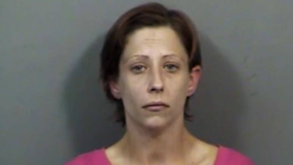 #Video Mujer se libera de las esposas y escapa de policía en EE.UU.