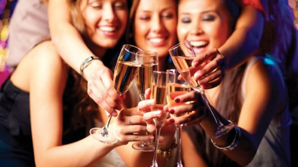 Mujeres consumen .73 bebidas de alcohol a diario en el mundo