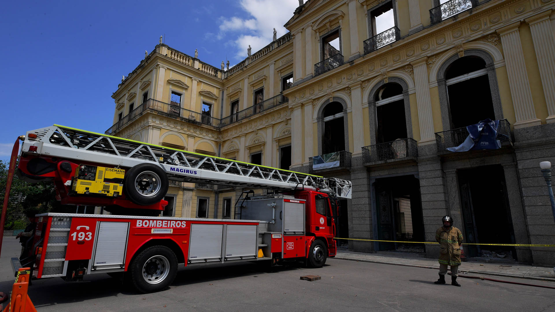 Bomberos aún controlan focos de incendio en el Museo de Río de Janeiro
