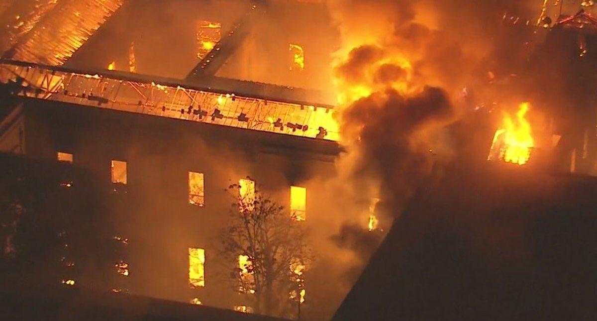 Incendio consume Museo Nacional de Rio de Janeiro