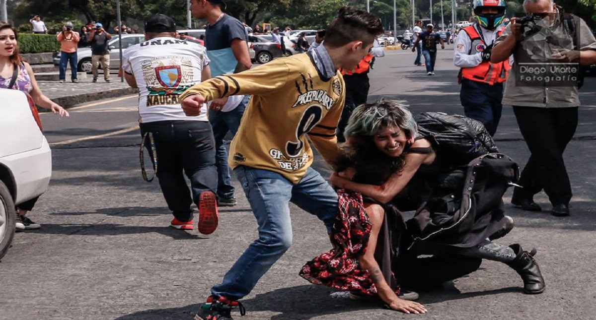 Joven salva a novio de ataque de porros en Ciudad Universitaria