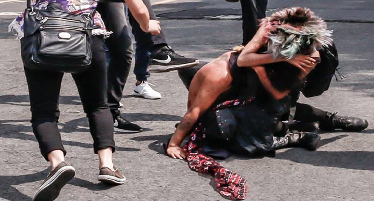 Joven salva a novio de ataque de porros en Ciudad Universitaria - naomi-y-joel