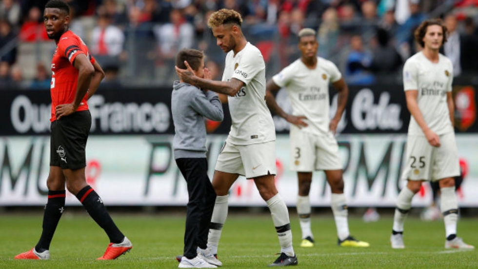 #Video Neymar regala su camiseta a niño que se coló en el campo