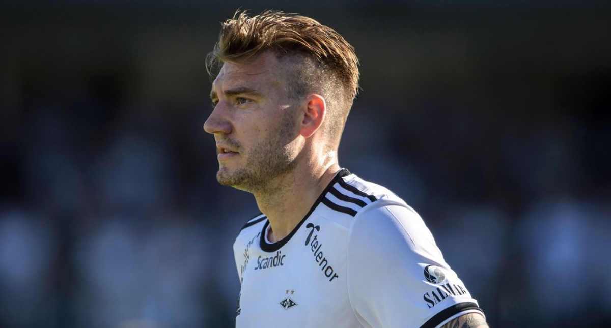 Exjugador del Arsenal Nicklas Bendtner golpea a taxista