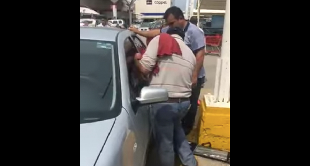 #Video Rescatan a menor que fue dejada por su padre en vehículo en Tamaulipas