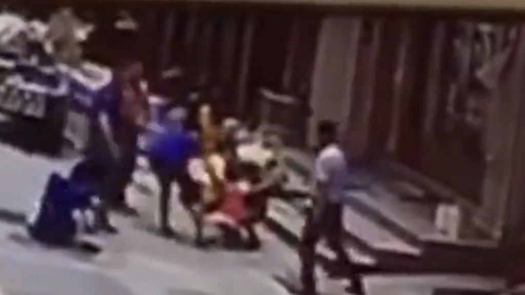 #Video Niña sobrevive a caída de quinto piso en China