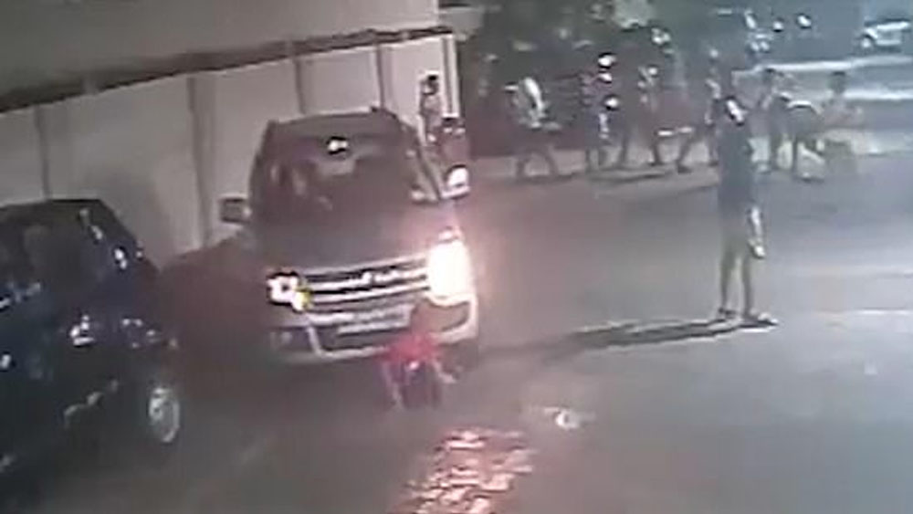 #Video Mujer atropella a niño en India