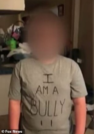 Mujer obliga a su hijo a usar una playera afirmando que es un bully - nino-bully-playera-escuela