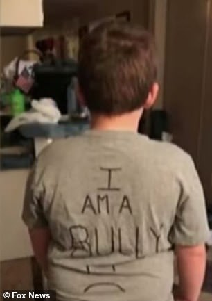Mujer obliga a su hijo a usar una playera afirmando que es un bully - nino-bully-texas