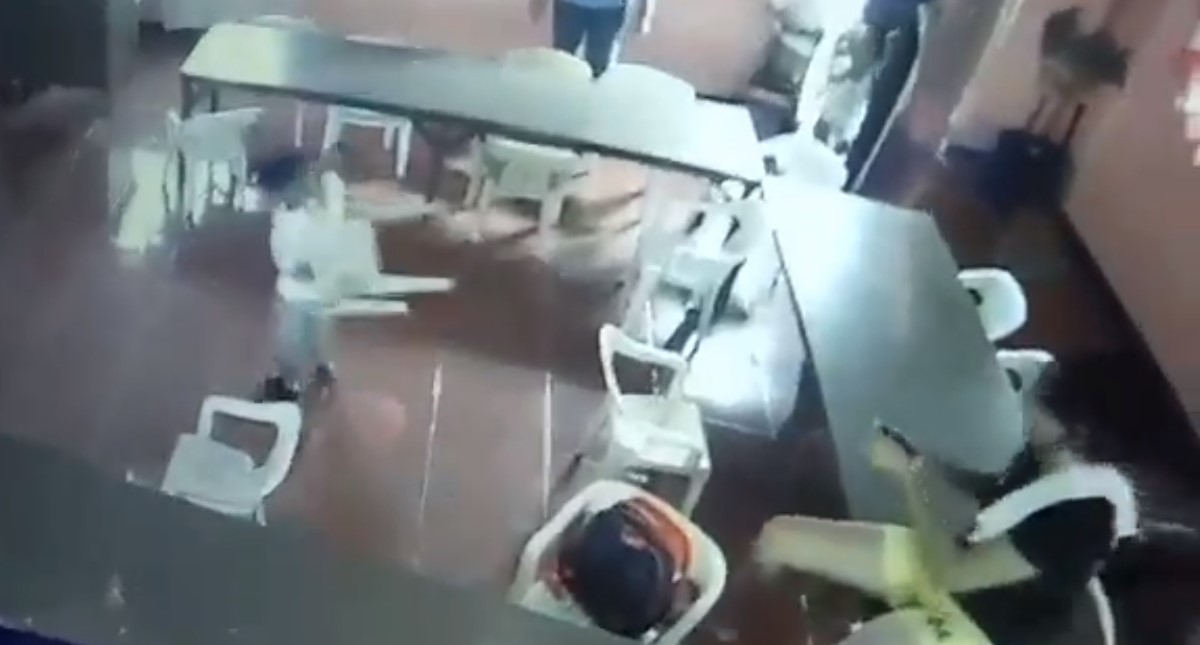 #Viral Niño en Filipinas confunde una silla con su mochila