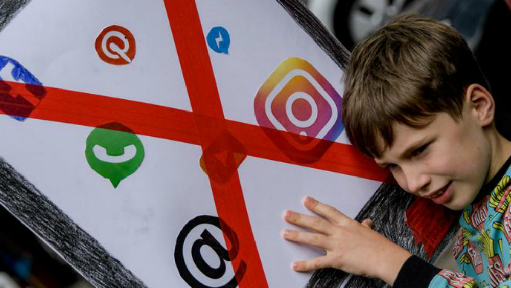 Niños en Alemania se rebelan contra el uso del celular de sus padres