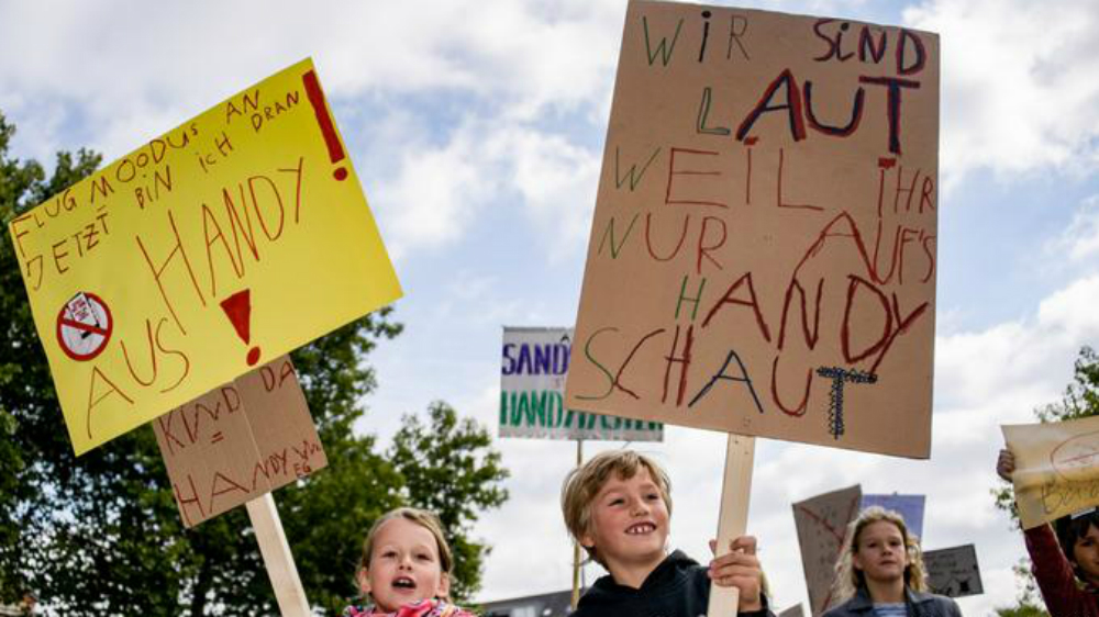 Niños en Alemania se rebelan contra el uso del celular de sus padres - ninos-celular-alemania-padres