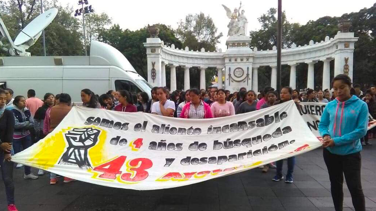 AMLO promete comisión investigadora para el caso Ayotzinapa - normalistas-01