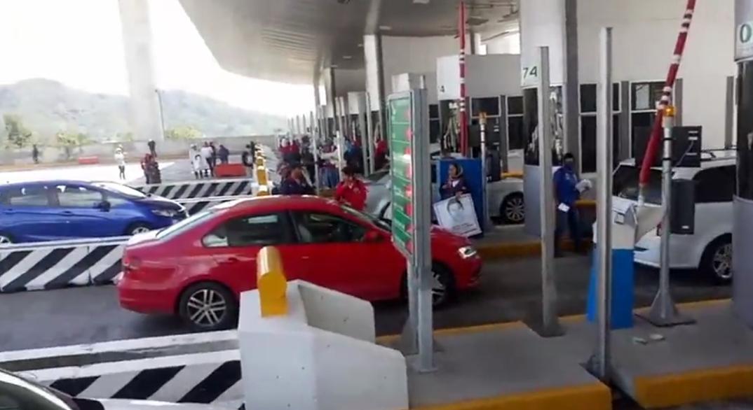 Normalistas de Ayotzinapa realizan mitin en la México-Cuernavaca - normalistas-mexico-cuernavaca