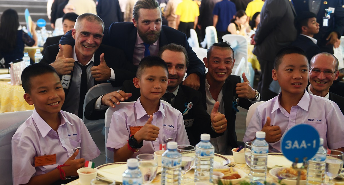 Ofrecen cena de lujo en Tailandia por rescate de niños en cueva